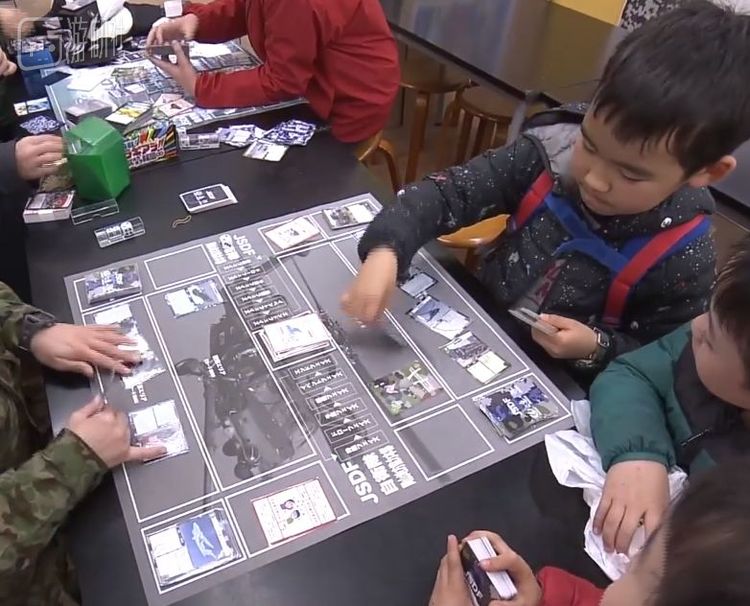 正在玩牌的孩子