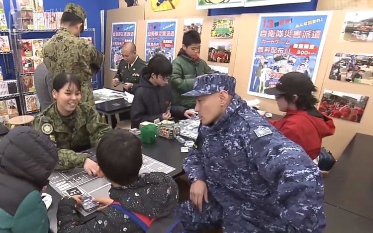 自卫队在冈山县当地桌游店组织的推广比赛活动