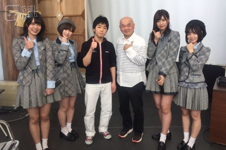 雨宫太阳（左三）和AKB48组合的成员合影