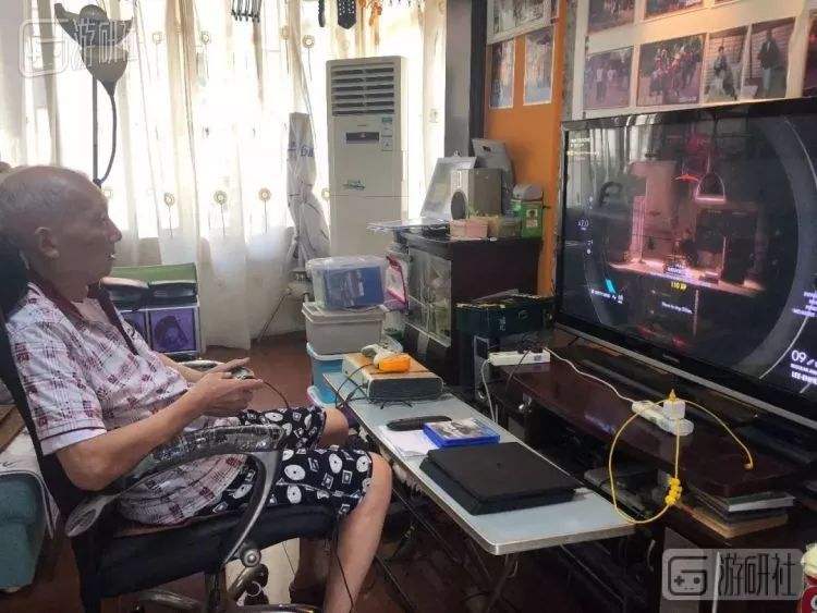 杨老爷子游戏时的照片