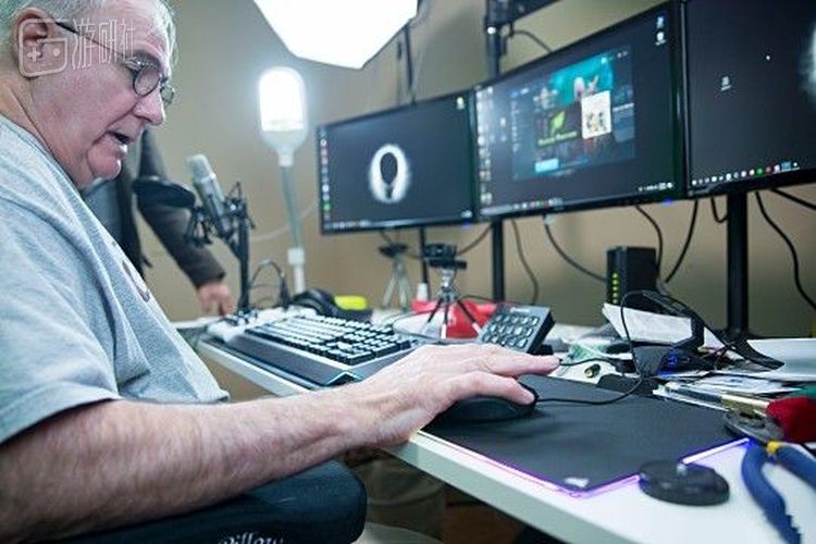 GrndPaGaming展示他受伤的手（图片来源：Inven）