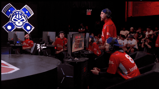 比赛现场还是挺火爆的，选手们经常站起来向对面怒吼