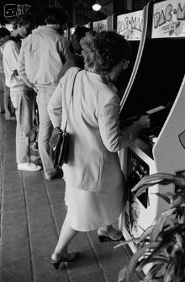 一位用脚抵着机器来维持平衡的女性