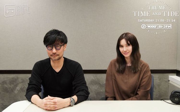 小岛秀夫与主持人合影（图片来自J-wave网站）