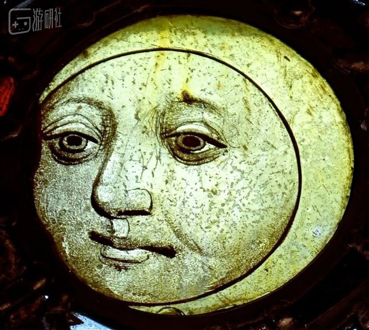 英国诺福克圣马力大教堂玻璃上的月亮形象