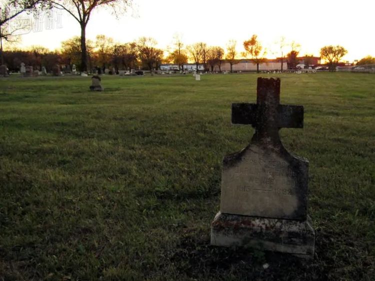 这片墓地还有被火烧过的痕迹