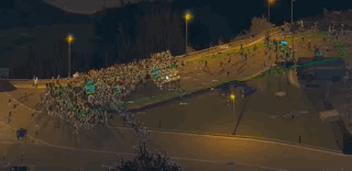 防暴警察的执行力相当之高，只要保持阵型，少量警员就可以实现对人群的分割和控制