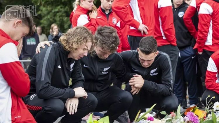 Atta的队友们在悼念仪式上