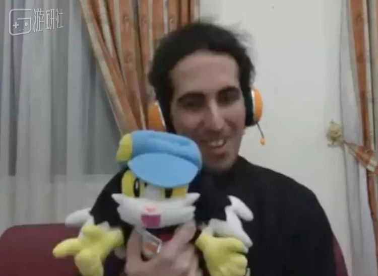 穆罕默德和他珍爱的《风之克罗诺亚》玩偶