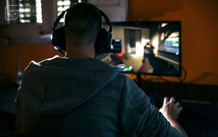 一位正在游戏中虚拟训练的士兵（图片来自Daily Mail UK）