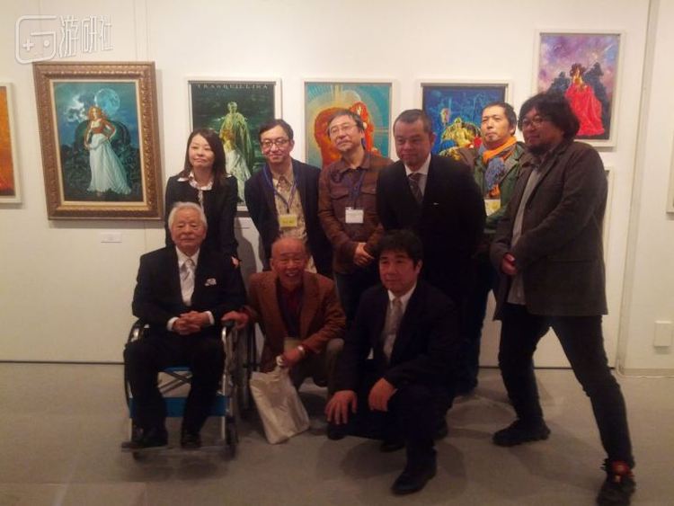 2014年在宫崎市举办的生赖范义作品展，轮椅上者为生赖范义