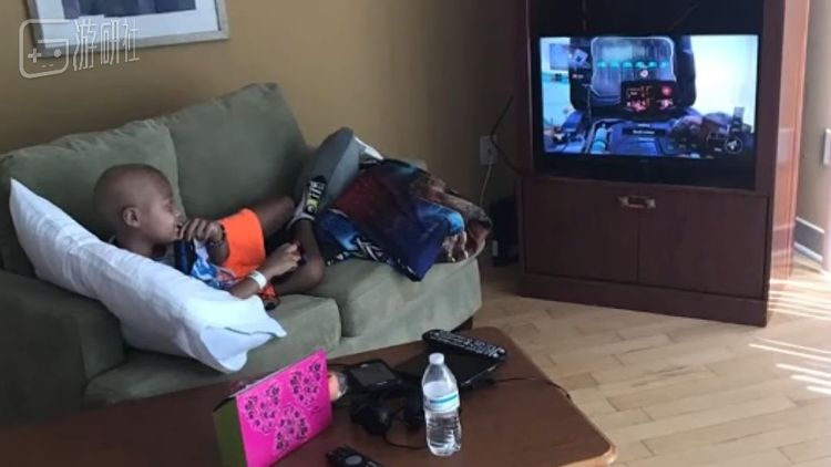 阿德里安正在玩使命召唤