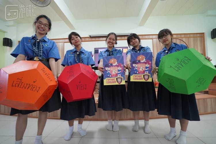 获奖学生和她们获奖作品的合照