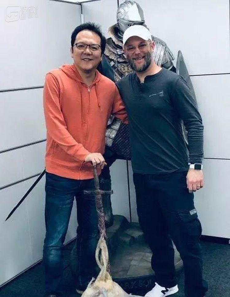 Cory Barlog和宫崎英高的合影