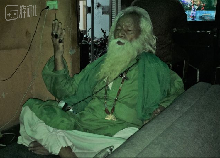 在游戏中心里，管理家务的中老年人和宗教指导者也经常来吵闹。在各种各样的来客的陪伴下，年轻人们得到了锻炼。