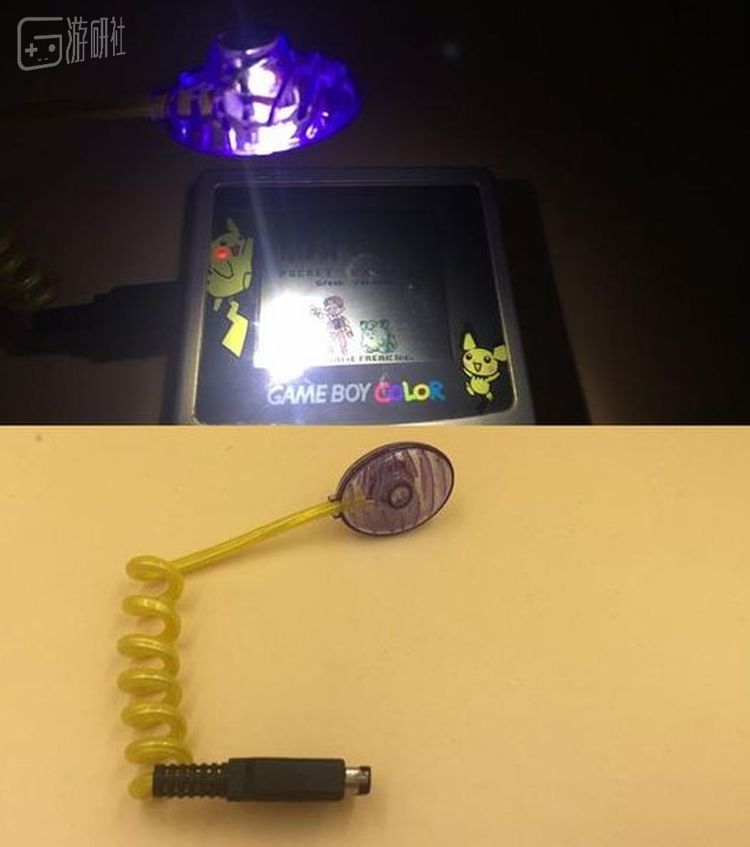 很多人都用过这种Game Boy的外接灯，它完美解决了躲在被窝里看不清屏幕的问题——但是却让待机时间变得更短了