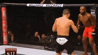 图中的 Leandro Silva 就有在出拳时略微张嘴的习惯