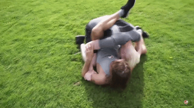 △ 可不知为何，西洋关羽和典韦正值酣战，却突然摔抱撕咬起来