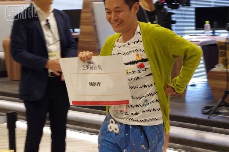 日本专利厅的代表穿了一身宝可梦主题的T恤，在现场非常引人注目