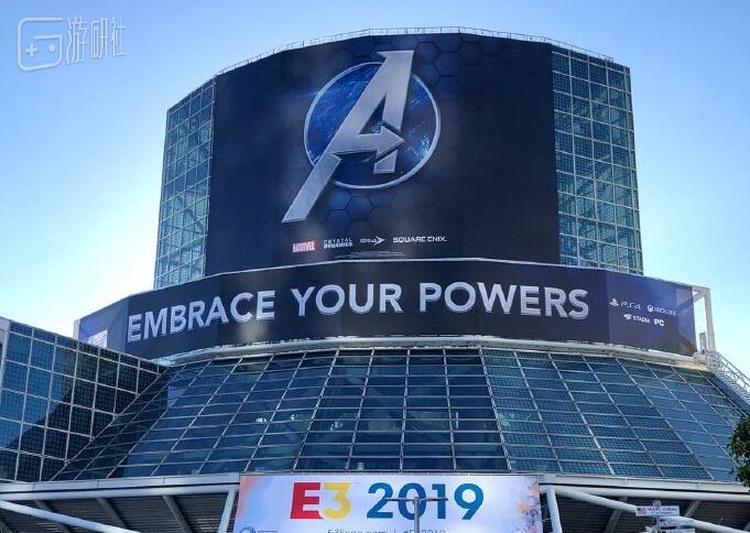 场馆上的《漫威复仇者联盟》海报已经支起来了