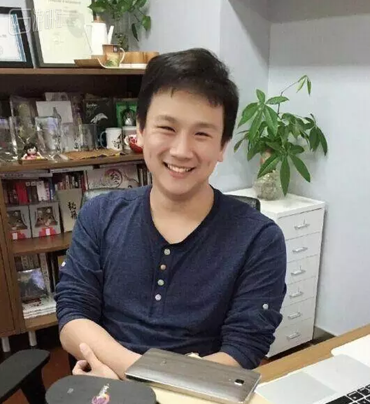 与绝大多数国内游戏制作人不同，郭炜炜一直在台前直面玩家，去年还“被出道“了一把