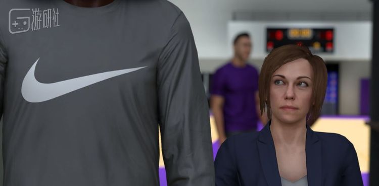 在队员的球衣上印制厂商Logo是比较常见的方式