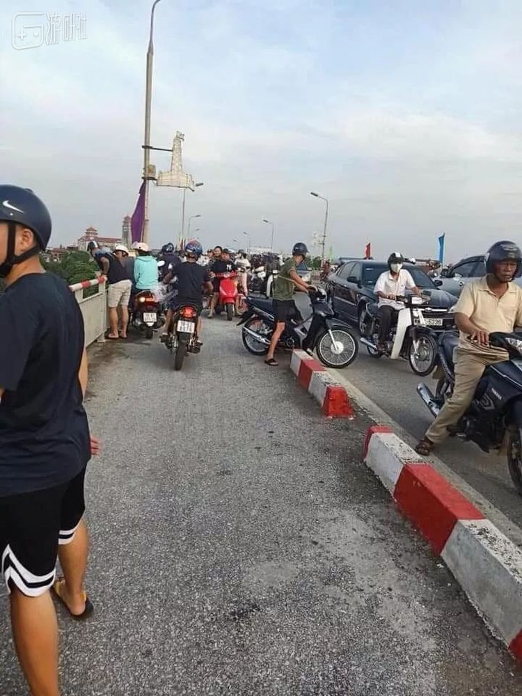 很多人赶到桥上