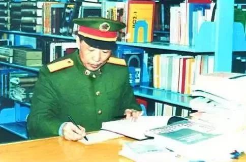 学习中的钟道隆 学习中的钟道隆