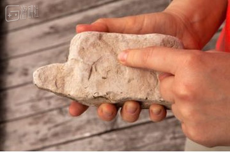 当然，这种只是形状像手机的石头不算