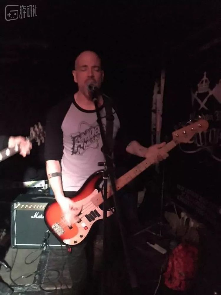 演出时的James Lightfoot