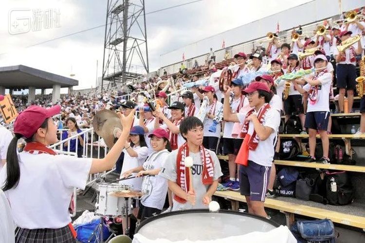 和球场的选手一样，球场上的两所学校拉拉队也在观众席上展开较量。图为立命馆队啦啦队在京都地区决赛上的照片