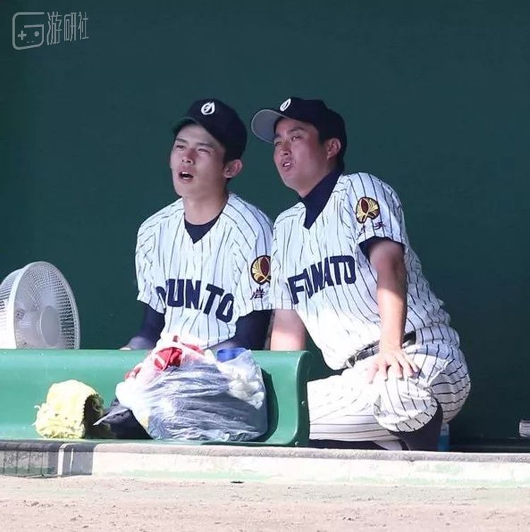 地区决赛时坐在替补席观看队友苦战的佐佐木和国保教练（右）
