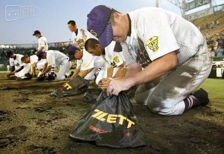 比赛结束后，败者可以从甲子园球场收集一捧土留作纪念。比起胜者，镜头更青睐于这些撮土的少年。在日本人看来，这就是“青春”。