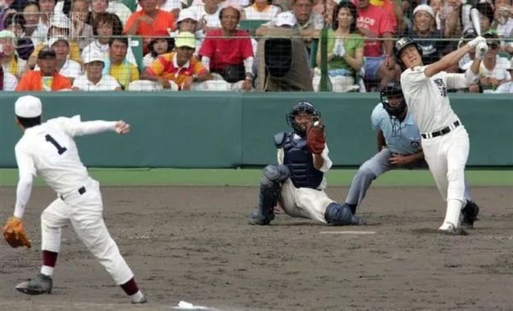 斋藤（左）从挥棒落空的田中手中赢下早稻田实业校史首个夏季甲子园冠军，这场比赛在朝日新闻组织的“百届甲子园名胜负”投票中名列第三位