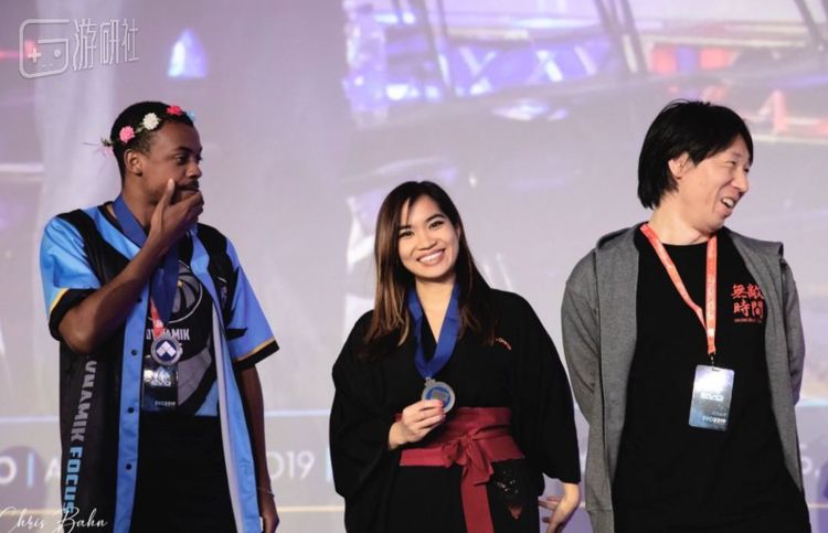 在男选手占主导地位的格斗游戏中，领奖台上的Kayane格外显眼