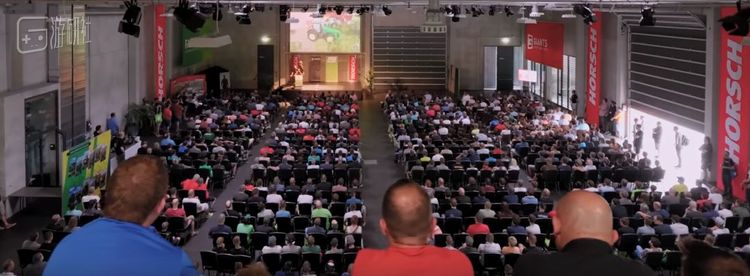 官方放出的图片里，讲座的场馆几乎是座无虚席