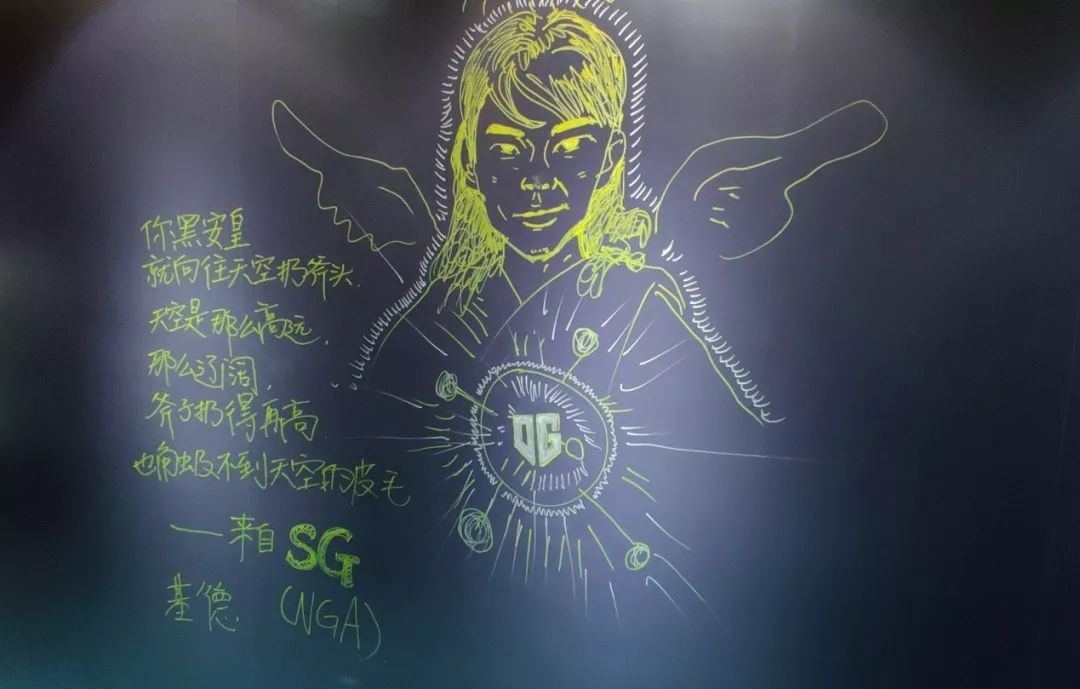 决赛日签名墙上的“上帝”涂鸦 决赛日签名墙上的“上帝”涂鸦