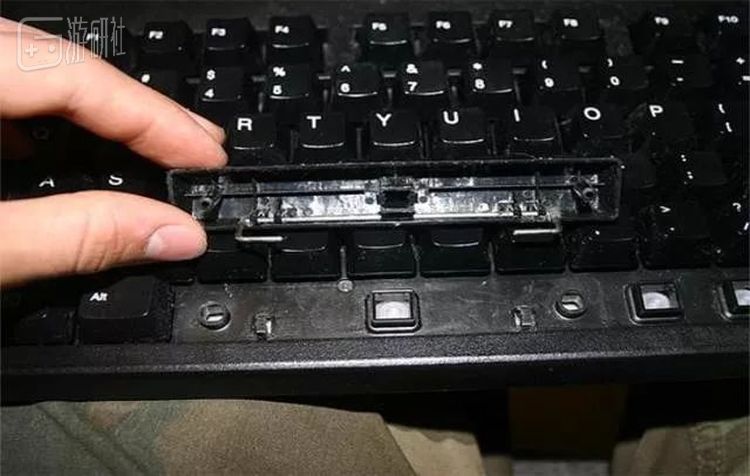 这种玩法也令游戏成为”键盘杀手”