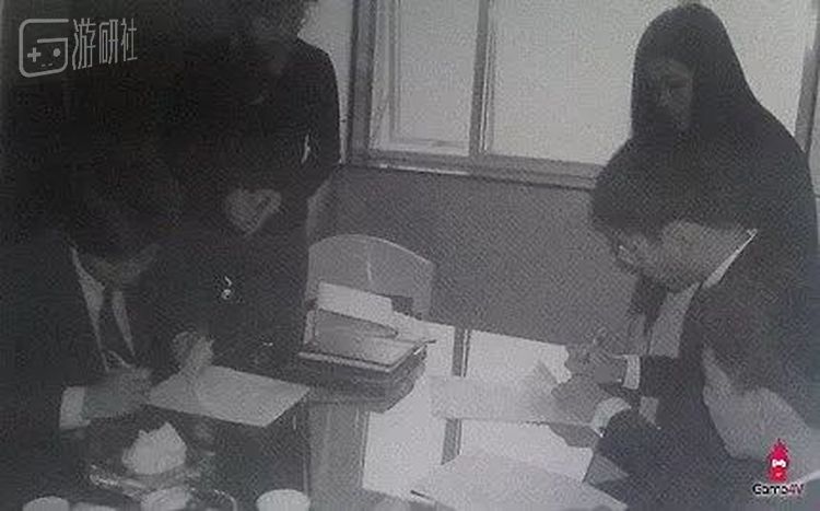 金山软件雷军（左）与Vinagame黎鸿明（右）签署合同