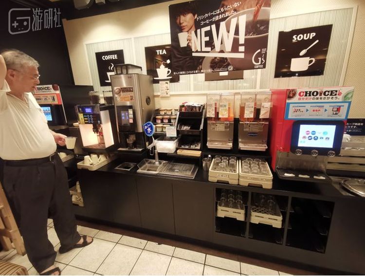 老爷爷面对家庭餐馆里的几十种饮料，看花了眼