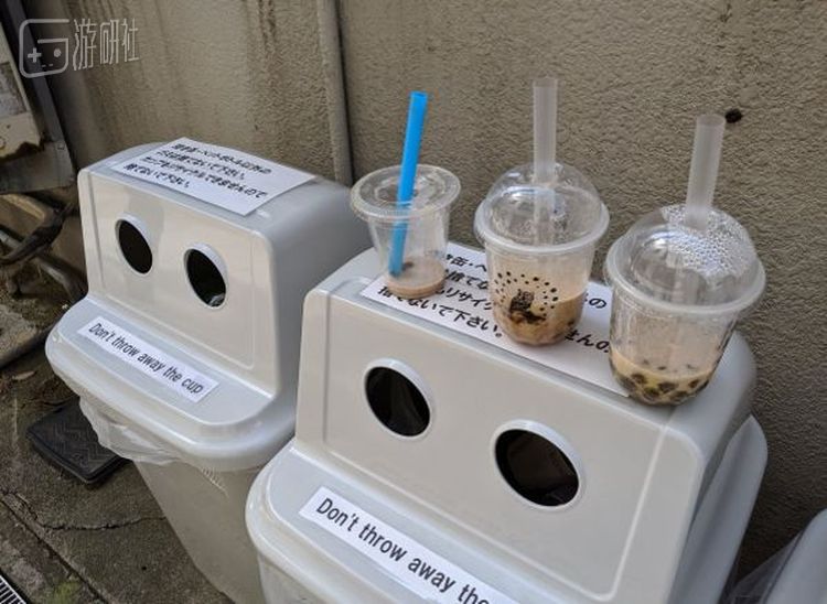 自动贩卖机的回收箱是用来回收塑料饮料瓶的，而奶茶杯不属于可回收垃圾（似乎应该算可燃垃圾？），即使是硬塞进去也是违法的