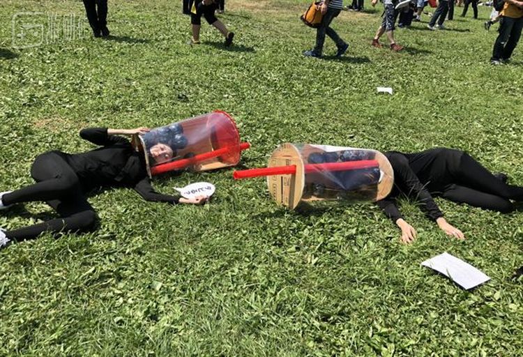 C96上的cosplay行为艺术“车站附近乱丢的珍珠奶茶”