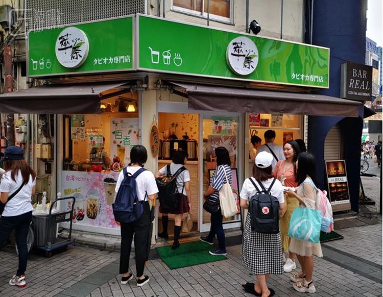 池袋很受日本女孩子欢迎的奶茶店，虽然标明自己是正宗台湾奶茶，菜单上却没有繁体字，只有简体字