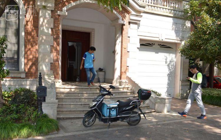 一位送餐员正从FPX门口走出来