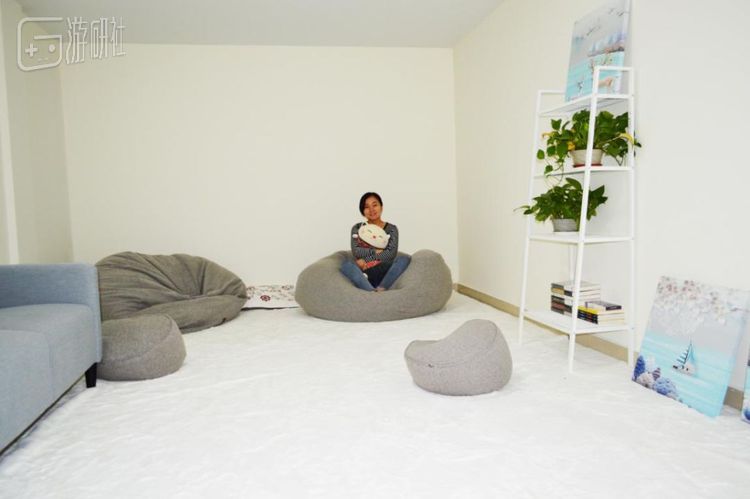 刘洁洁坐在心理咨询室