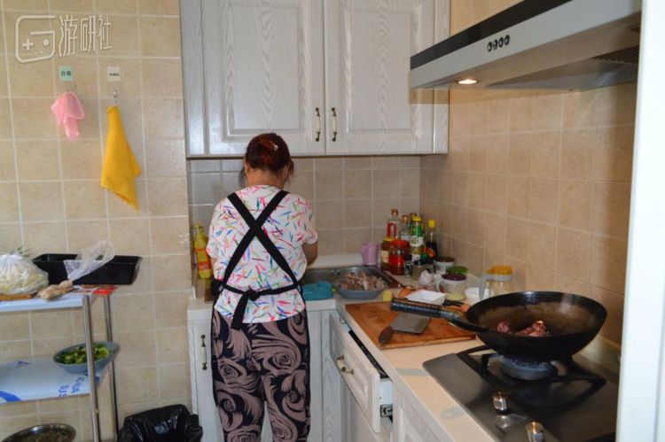 阿姨正在做午饭