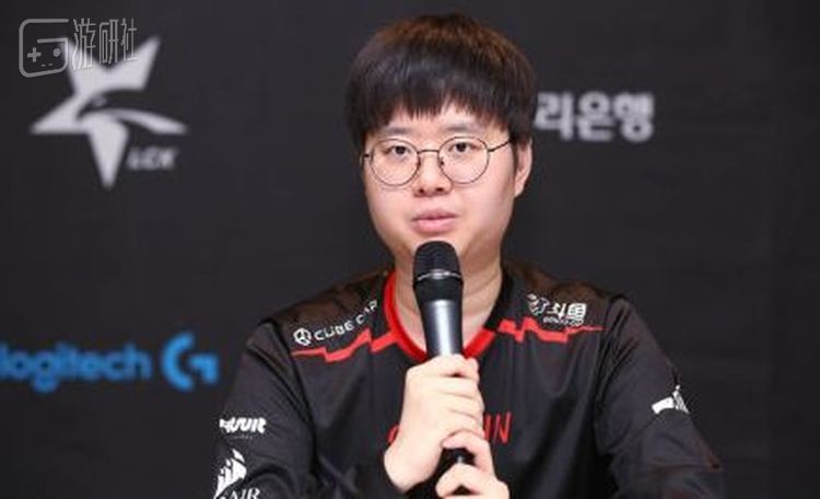 Griffin战队上单选手Sword接受采访时表示希望前教练不要谈论和战队有关的事