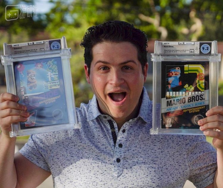 手持原版Gumshoe和超级马里奥游戏卡带的的奈尔曼