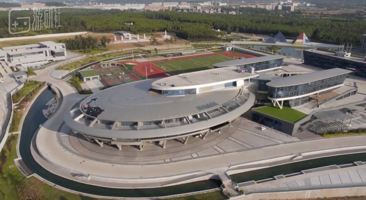 酷似《星际迷航》进取号的网龙总部，耗资1.6亿美元，有外观和设计版权，曾在海外社交网络上有过讨论