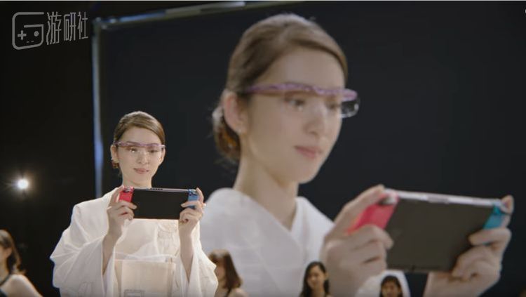 用HAZUKI老花镜玩NS的新广告